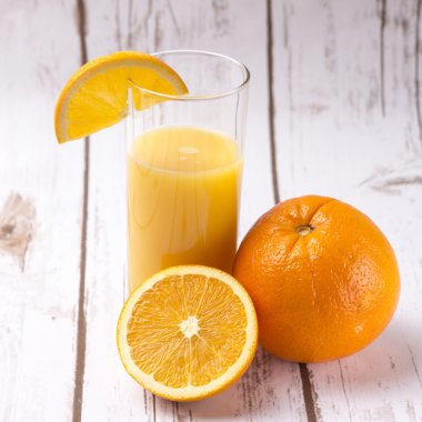 Taze portakal suyu cam ile dilimlenmiş portakal