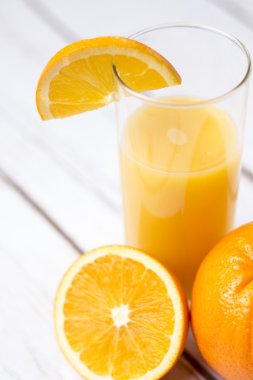 Taze portakal suyu cam ile dilimlenmiş portakal