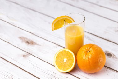 Taze portakal suyu cam ile dilimlenmiş portakal