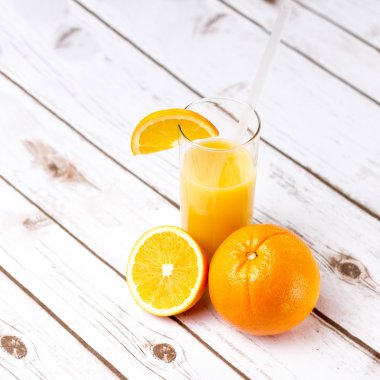 Taze portakal suyu cam ile dilimlenmiş portakal