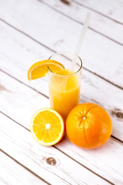 Taze portakal suyu cam ile dilimlenmiş portakal