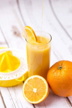 Taze portakal suyu cam ile dilimlenmiş portakal