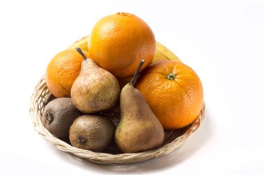 Beyaz arkaplanda izole edilmiş meyve sepeti