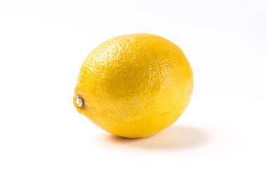 Beyaz arkaplanda izole edilmiş bir limon