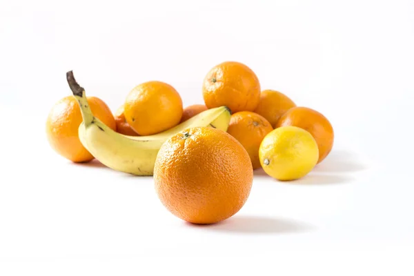 Pila de fruta aislada en blanco — Foto de Stock