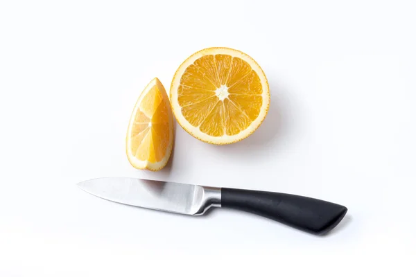 Naranja en rodajas sobre fondo blanco — Foto de Stock