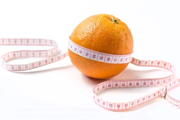 Концепция потери веса с оранжевым на белом фоне — стоковое фото