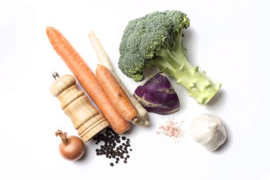 Beyaz arka plan üzerinde sebze çorbası malzemeler