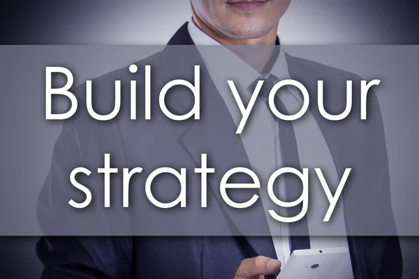 Construye tu estrategia - Joven hombre de negocios con texto - negocio con —  Fotos de Stock