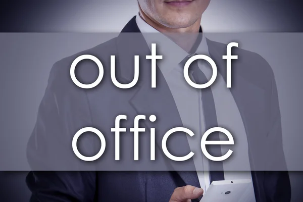 Fuera de la oficina - Joven hombre de negocios con texto - concepto de negocio — Foto de Stock
