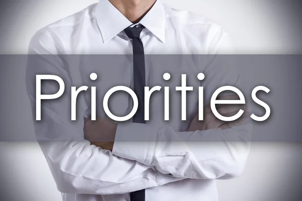 Prioridades - Joven empresario con texto - concepto empresarial — Foto de Stock