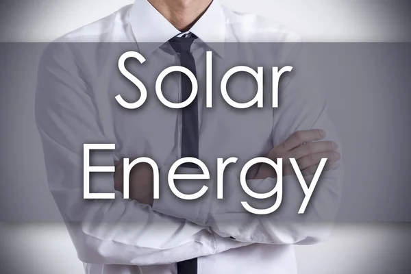 Солнечная энергия - Молодой бизнесмен с текстовой - бизнес-концепция — стоковое фото