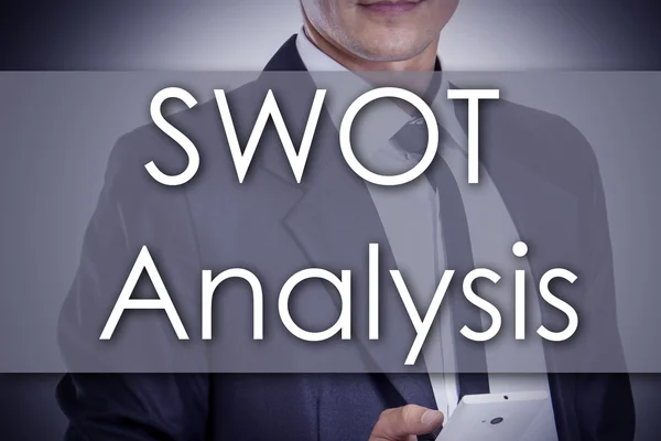 Swot analyse - Jungunternehmer mit Text - Geschäftskonzept — Stockfoto