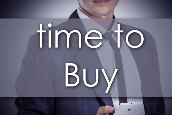 Czas, aby kupić - młody biznesmen z tekstem - biznes koncepcja — Zdjęcie stockowe