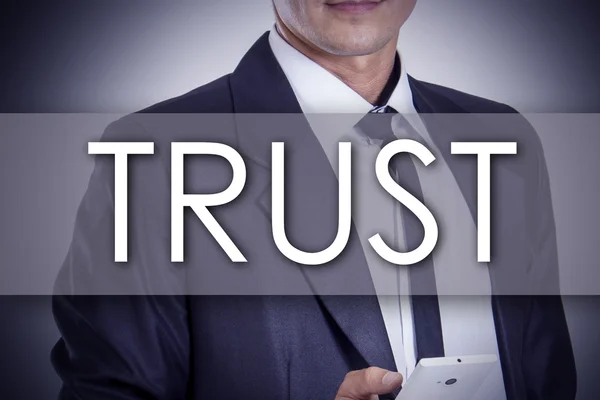 TRUST - Tânăr om de afaceri cu text - concept de afaceri — Fotografie, imagine de stoc