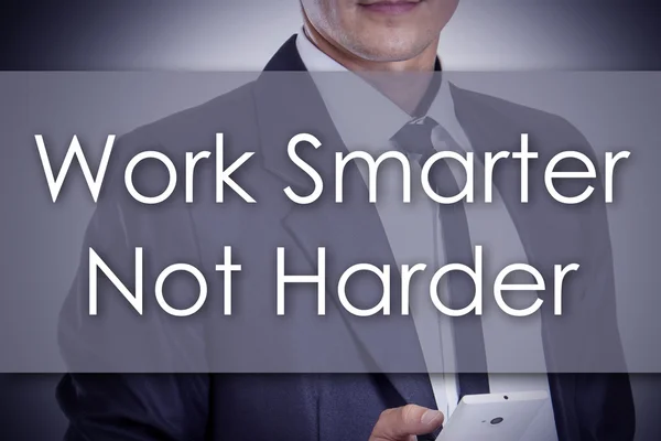 Робота Smarter не важче - молодий бізнесмен з текстом - бізнес — стокове фото