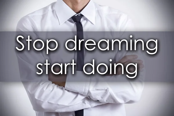 Pare de sonhar começar a fazer - Jovem empresário com texto - busine — Fotografia de Stock