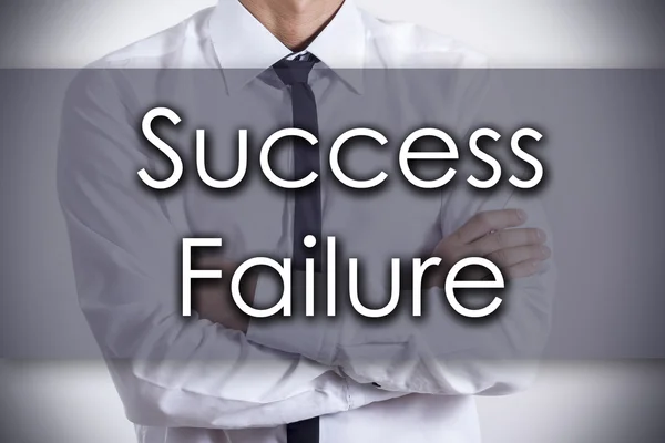 Éxito o fracaso - Joven hombre de negocios con texto - negocio conc —  Fotos de Stock