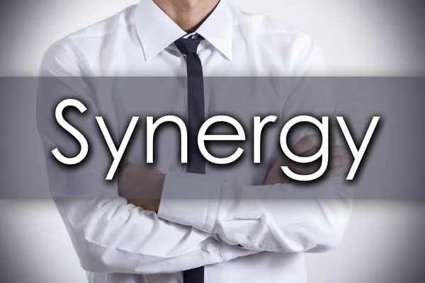 Synergy - ung affärsman med text - affärsidé — Stockfoto