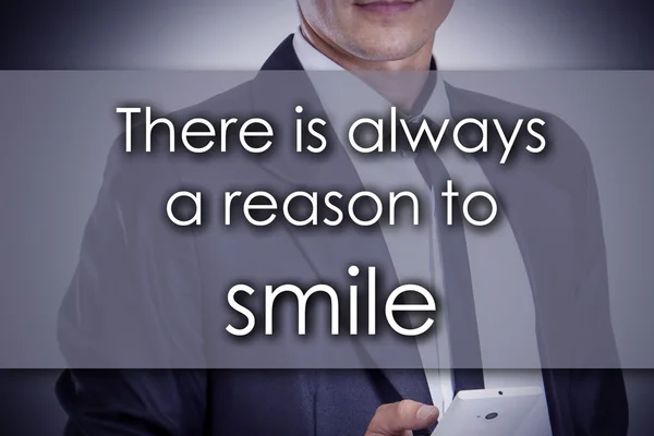 Siempre hay una razón para sonreír - Joven hombre de negocios con texto —  Fotos de Stock