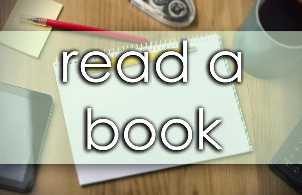 Läsa en bok - affärsidé med text — Stockfoto