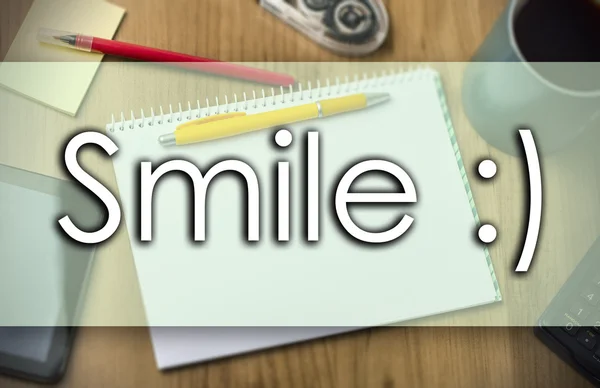 Smile:) - бізнес-концепція з текстом — стокове фото
