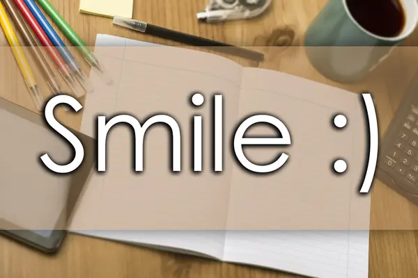 Glimlach :) - bedrijfsconcept met tekst — Stockfoto