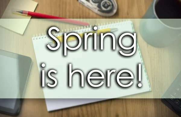 De lente is hier! -businessconcept met tekst — Stockfoto