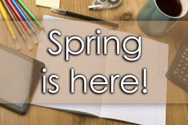 Wiosna jest tutaj! -koncepcja biznesowa z tekstem — Zdjęcie stockowe