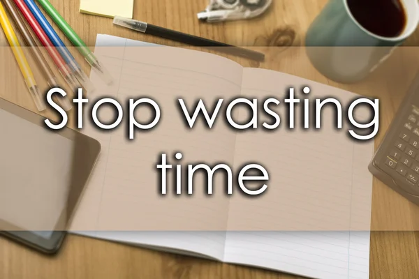 Przestań marnować czas - koncepcja biznesowa z tekstem — Zdjęcie stockowe