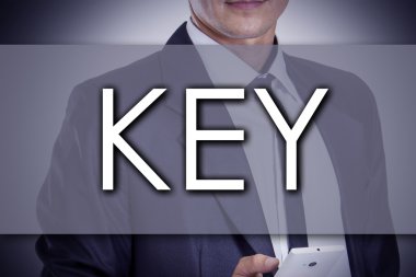 Anahtar - Metin ile genç işadamı - iş kavramı