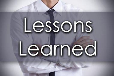 Ders öğrenilmiş - metin ile genç işadamı - iş kavramı