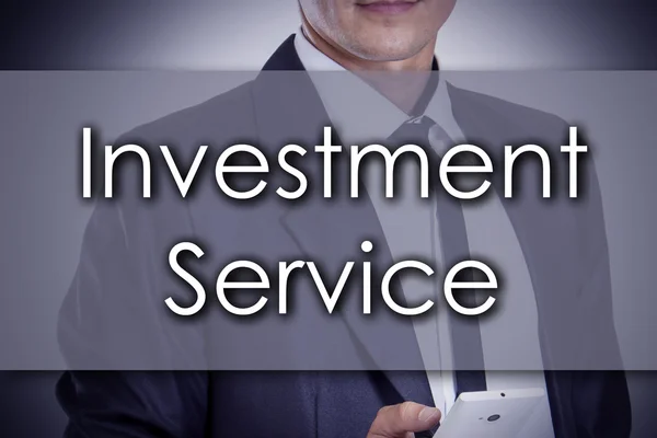 Befektetési szolgáltatás - fiatal üzletember szöveggel - üzleti konc — Stock Fotó