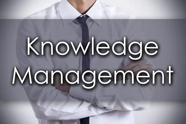 Knowledge Management - ung affärsman med text - business co — Stockfoto
