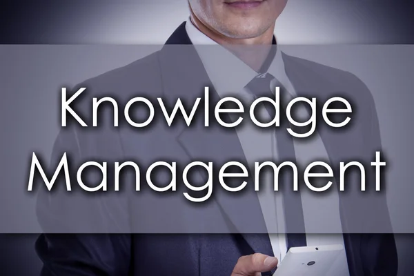 Knowledge Management - młody biznesmen z tekstem - biznes co — Zdjęcie stockowe