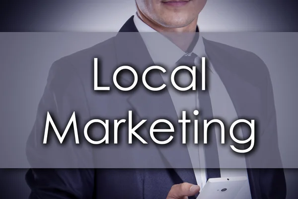 Paikallinen markkinointi - Nuori liikemies tekstin kanssa - liiketoimintakonsepti — kuvapankkivalokuva
