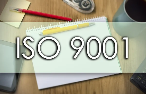 ISO 9001 - бизнес-концепция с текстом — стоковое фото