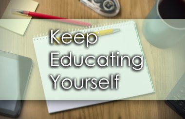 Eğitmek kendin (anahtar) - iş kavramı metin ile devam et