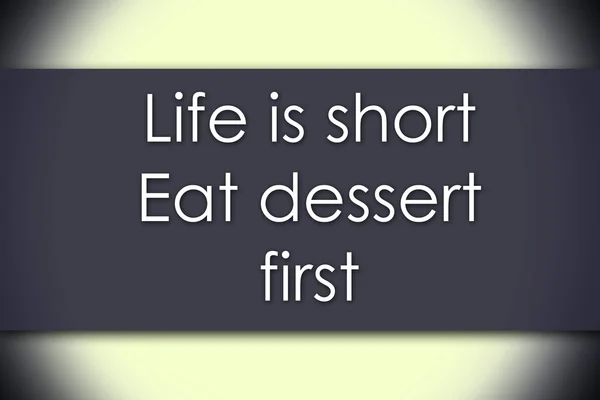 Жизнь коротка - сначала ешь десерт - бизнес-концепция с текстом — стоковое фото
