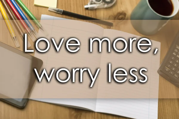 Szeretet több, aggódik kevesebb - üzleti koncepció, szöveg — Stock Fotó