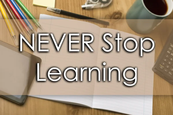 NEVER Stop Learning - бізнес-концепція з текстом — стокове фото