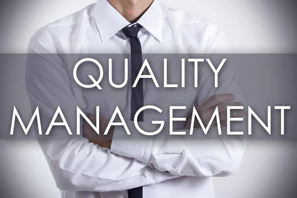 Quality Management - ung affärsman med text - business conc — Stockfoto