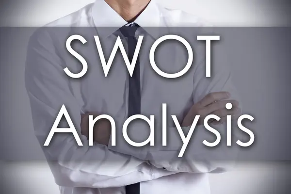 Swot analyse - Jungunternehmer mit Text - Geschäftskonzept — Stockfoto