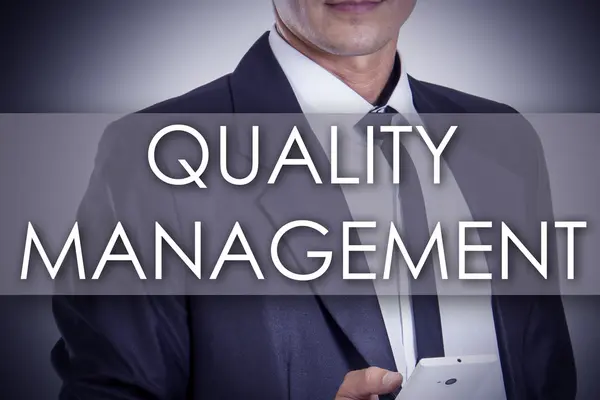 Kwaliteit beheer - jonge zakenman met tekst - business conc — Stockfoto