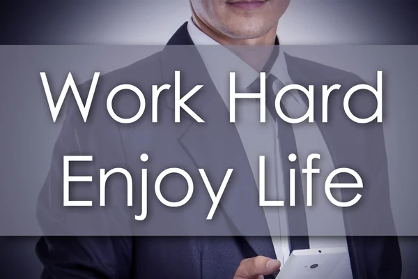 Work Hard Enjoy Life - молодий бізнесмен з текстом - діловий співробітник — стокове фото