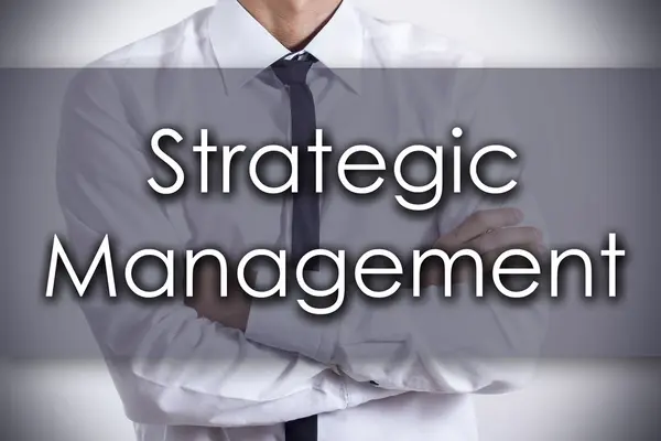 Strategisk Management - ung affärsman med text - business co — Stockfoto