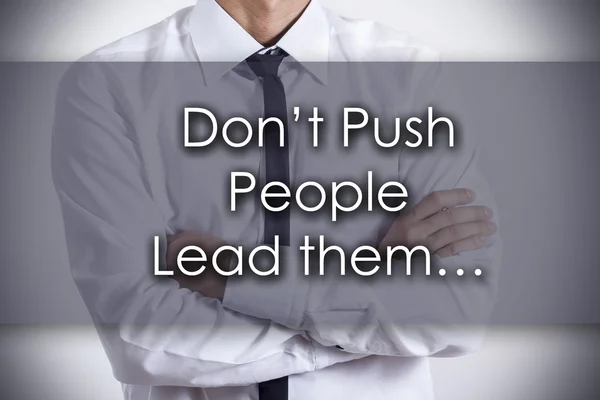 Inte push människor leda dem...-ung affärsman med text - — Stockfoto