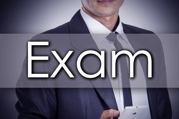 Examen - Joven empresario con texto - concepto de negocio — Foto de Stock