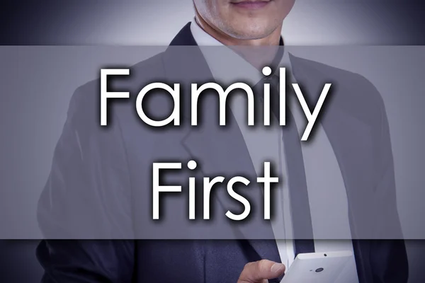 Família Primeiro - Jovem empresário com texto - conceito de negócio — Fotografia de Stock