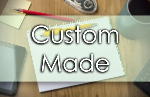 Custom Made - bedrijfsconcept met tekst — Stockfoto